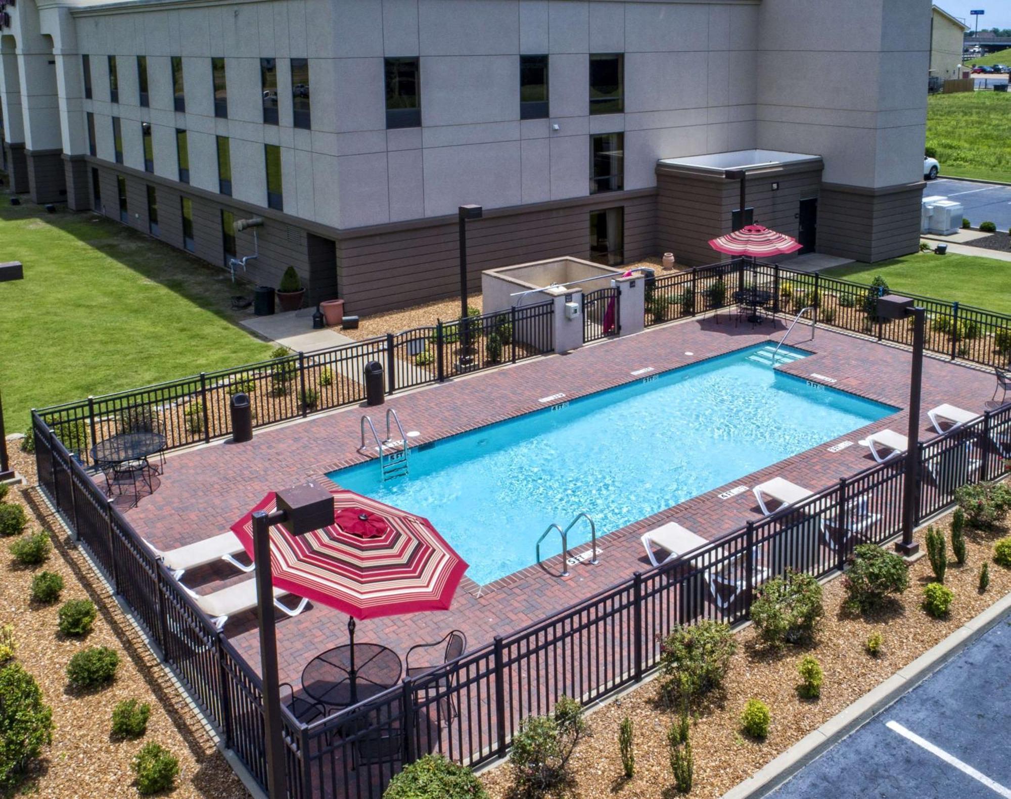 Hampton Inn Блайтвил Екстериор снимка