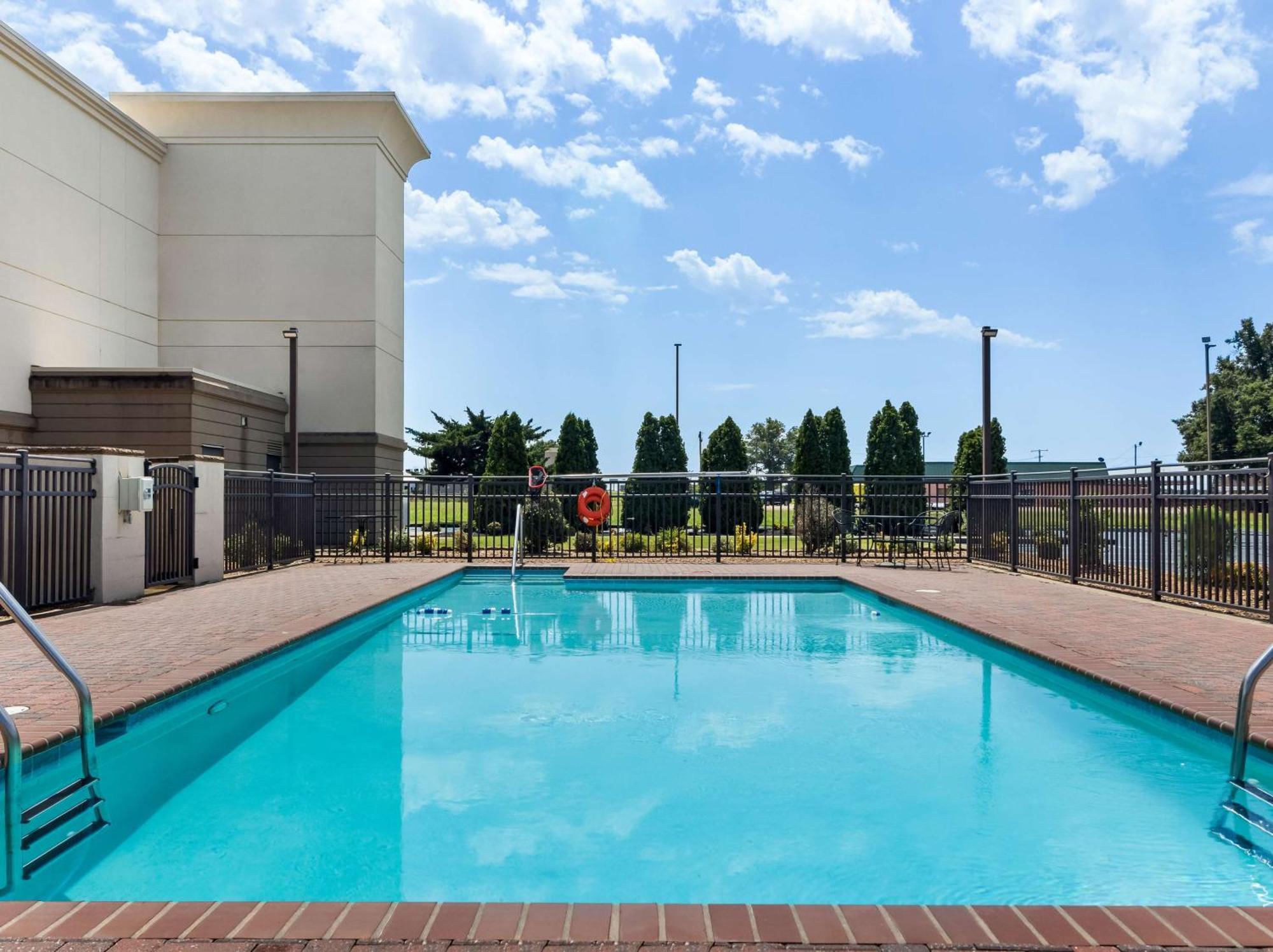 Hampton Inn Блайтвил Екстериор снимка
